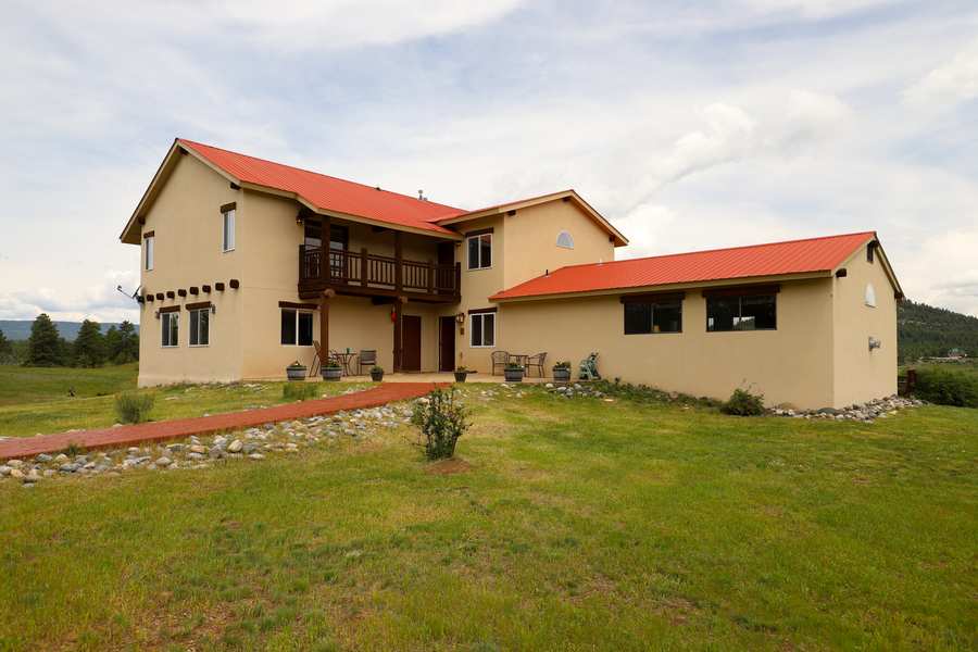 Wide front lawn and walkway of Piedra Pines Lodge
