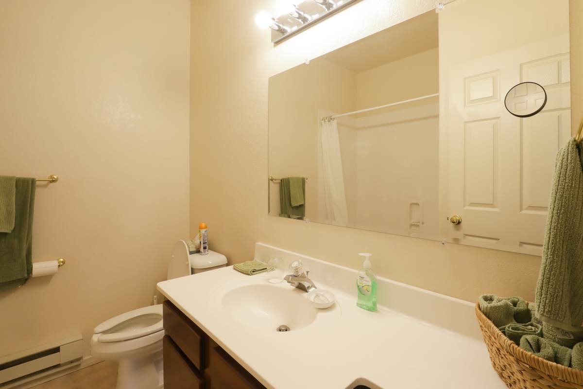 Private bathroom with green towels and tub